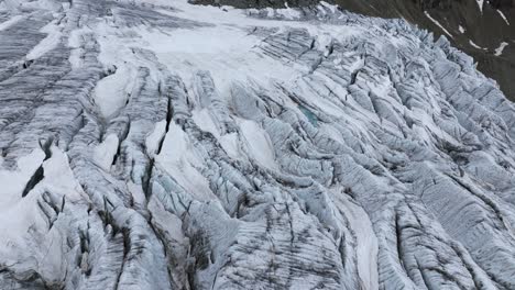 glaciar fellaria en valmalenco, italia. drone aéreo en órbita