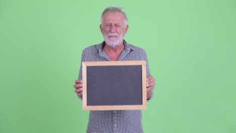 hombre de edad avanzada y guapo con barba.