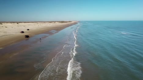 Luftdrohnenansicht-Entlang-Der-Küstenlinie-Und-Des-Strandes-Bei-Ebbe-Auf-Einer-Barriereinsel-An-Der-Golfküste-An-Einem-Sonnigen-Nachmittag---South-Padre-Island,-Texas