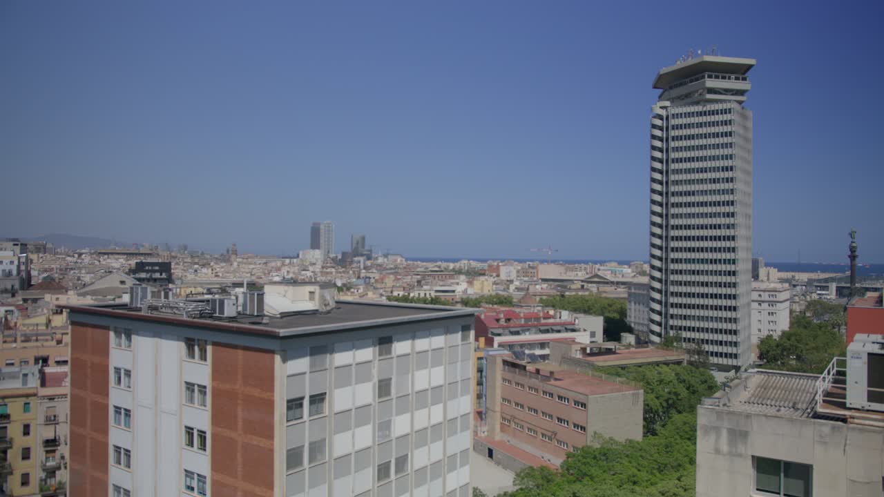 vista del centro de la ciudad, vista general de barcelona españa por la mañana temprano mientras los pájaros vuelan a lo largo del horizonte de la ciudad en 6k