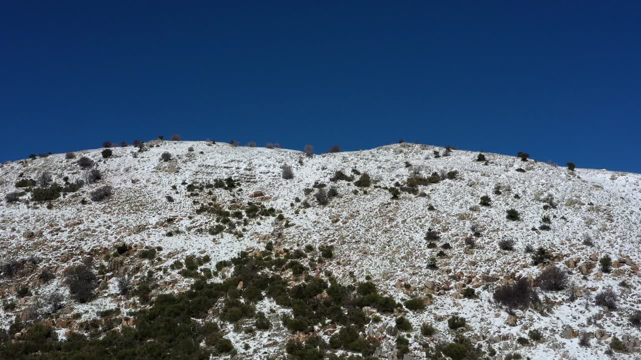 눈 덮인 산의 풍경