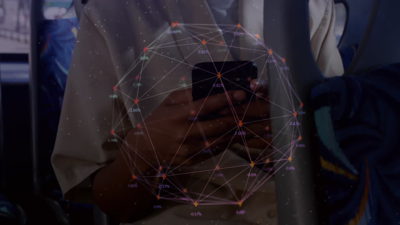 mundo de la red de conexiones contra la sección media de la mujer que usa un teléfono inteligente en el autobús