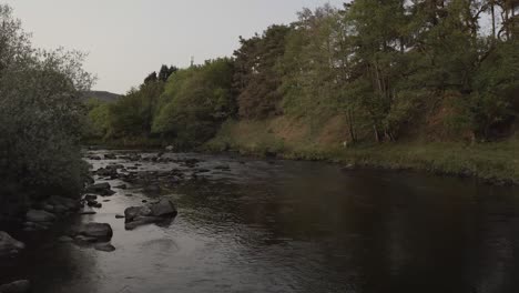 Tiefflug-über-Steinigen-Fluss