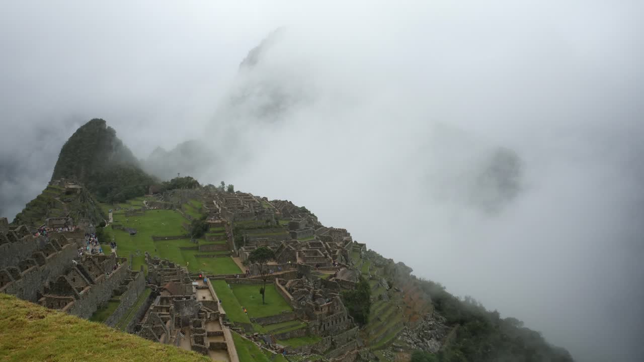 turismo verde nublado saturado: lapso de tiempo en machu picchu, perú