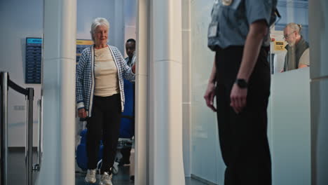 airport security screening of passenger