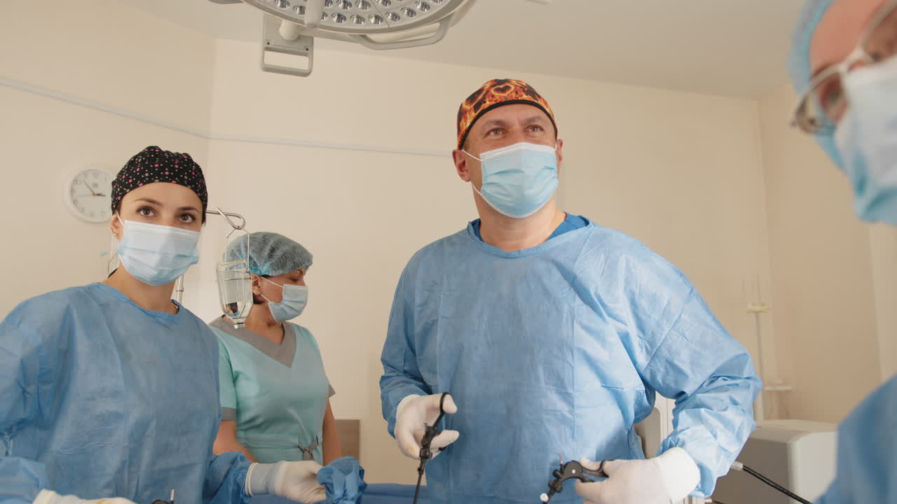 procedimiento quirúrgico en una sala de operaciones