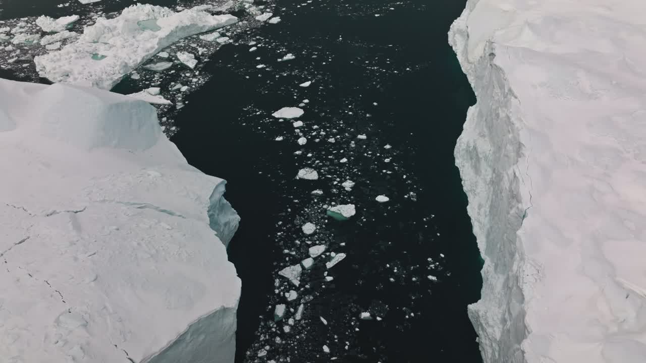 ilulissat icefjord의 바다와 얼음 위의 드론