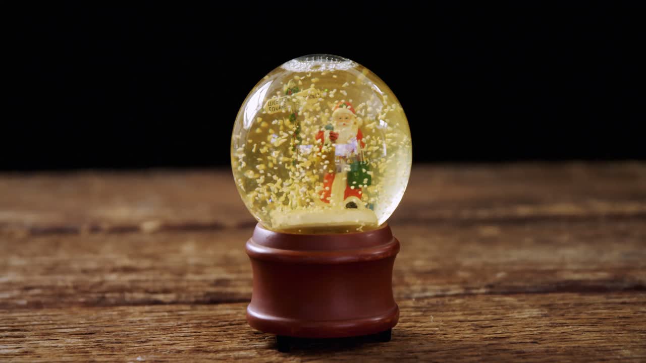 bola de cristal de navidad en una mesa de madera 4k