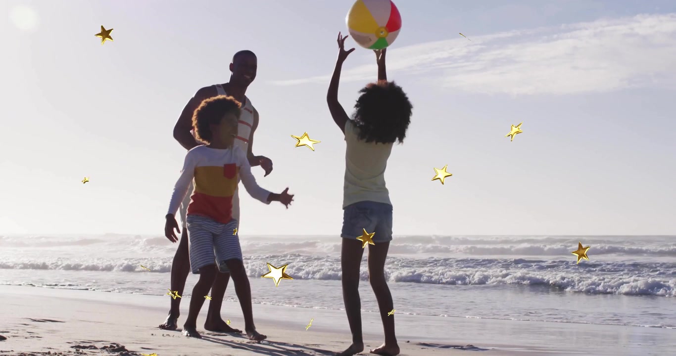La figlia che lancia una palla da spiaggia scatena i bambini che inseguono sulla sabbia bagnata, mentre il padre guida un'attività salutare.
