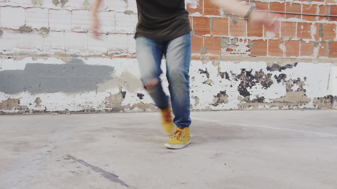 ángulo bajo de los pies de los bailarines de hip hop moviéndose