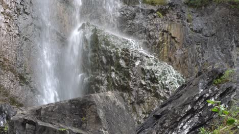 Eine-Schöne-Perspektive-Eines-Wasserfalls-Mit-Vielen-Steinen-Drumherum