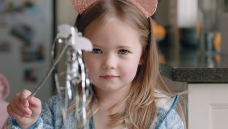 retrato de una niña hermosa con un lindo disfraz de hada agitando una varita mágica divirtiéndose en casa jugando a un juego de simulación disfrutando de la imaginación infantil