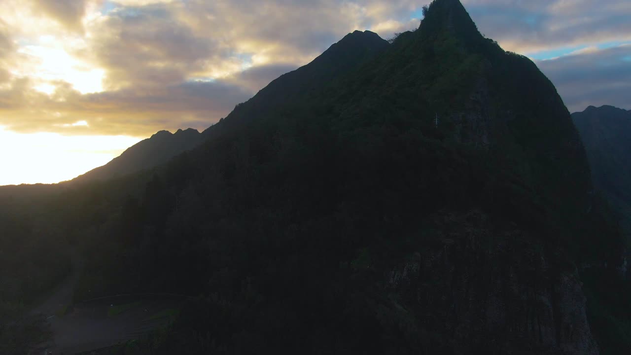 Ripresa aerea in ascesa del monte Koolau durante una splendida alba, Hawaii, USA.