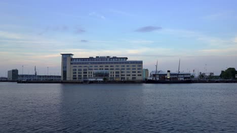 puerto de malmo y muelles al atardecer. suecia