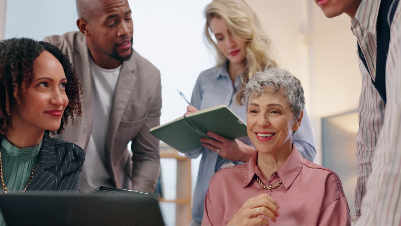 grupo diverso de personas de negocios que tienen una reunión en la oficina