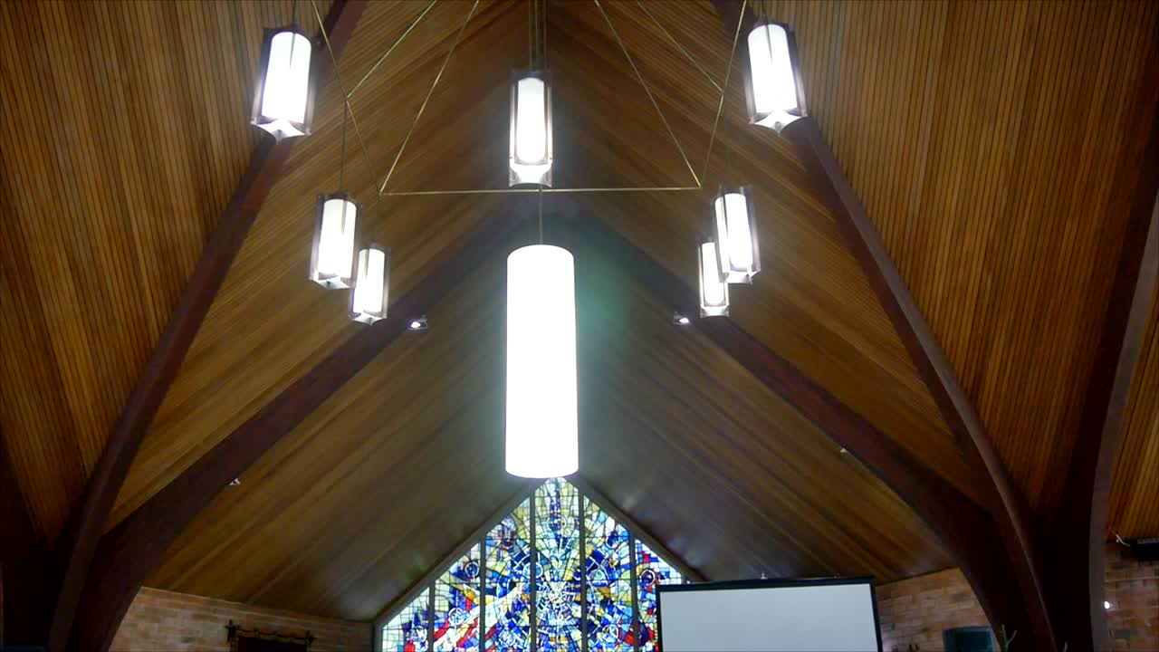 영구차나 예배당에 있는 장례식 관의 클로즈업 샷 또는 묘지의 매장