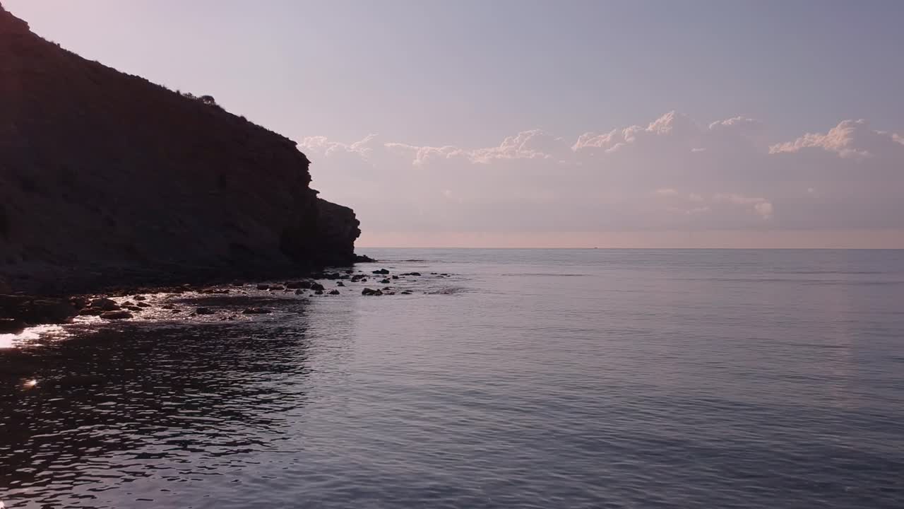 낙원 같은 지중해 해변 의 분홍색 해가 뜨는 것, 항공 영상