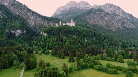 Morgendämmerung-Auf-Schloss-Neuschwanstein-Bei-Füssen-In-Südwestbayern,-Deutschland-8