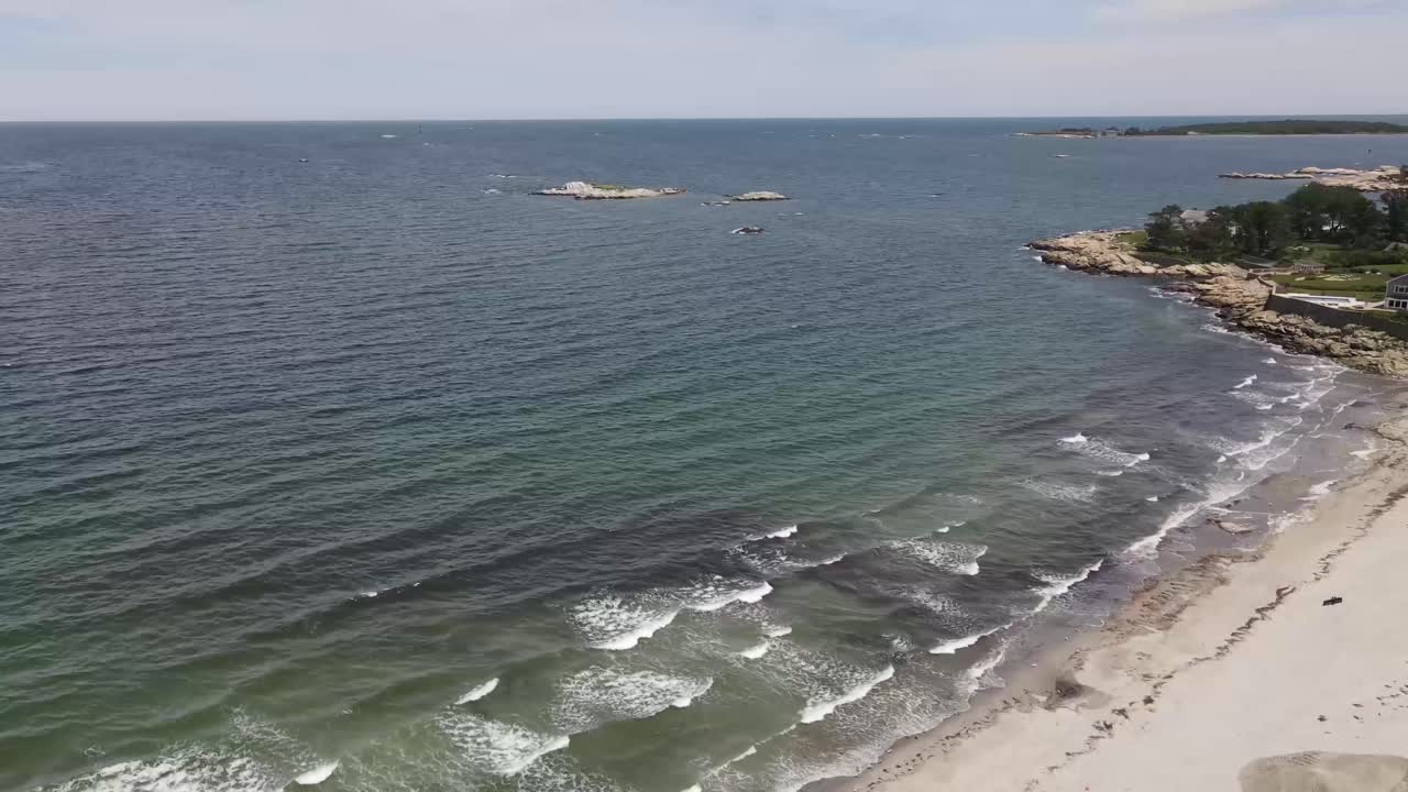 imágenes aéreas de un dron descendiendo sobre la playa de arena de cohasset, ma usa