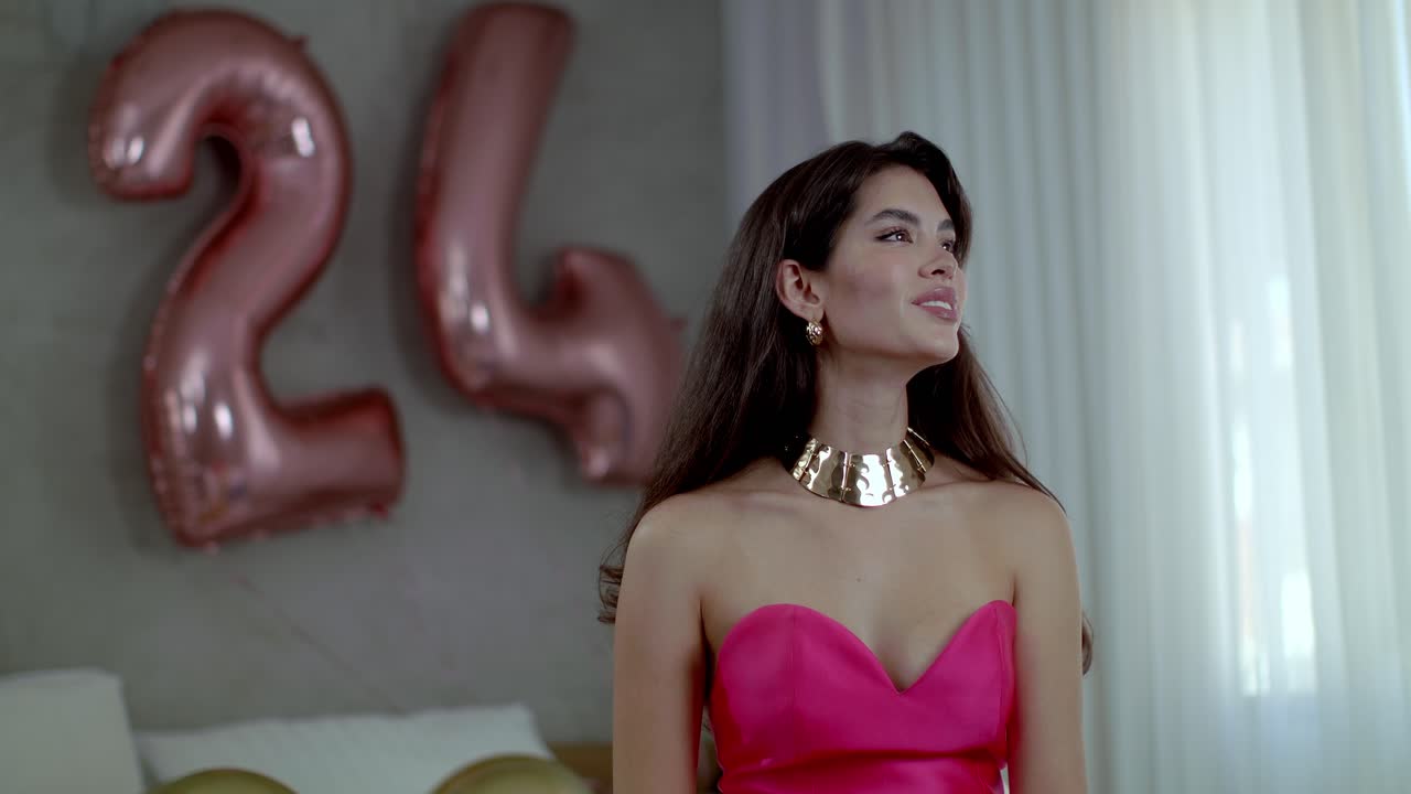 아름다운 브라질 여성 패션 모델이 큰 미소를 지으며 머리를 돌리고 있습니다.