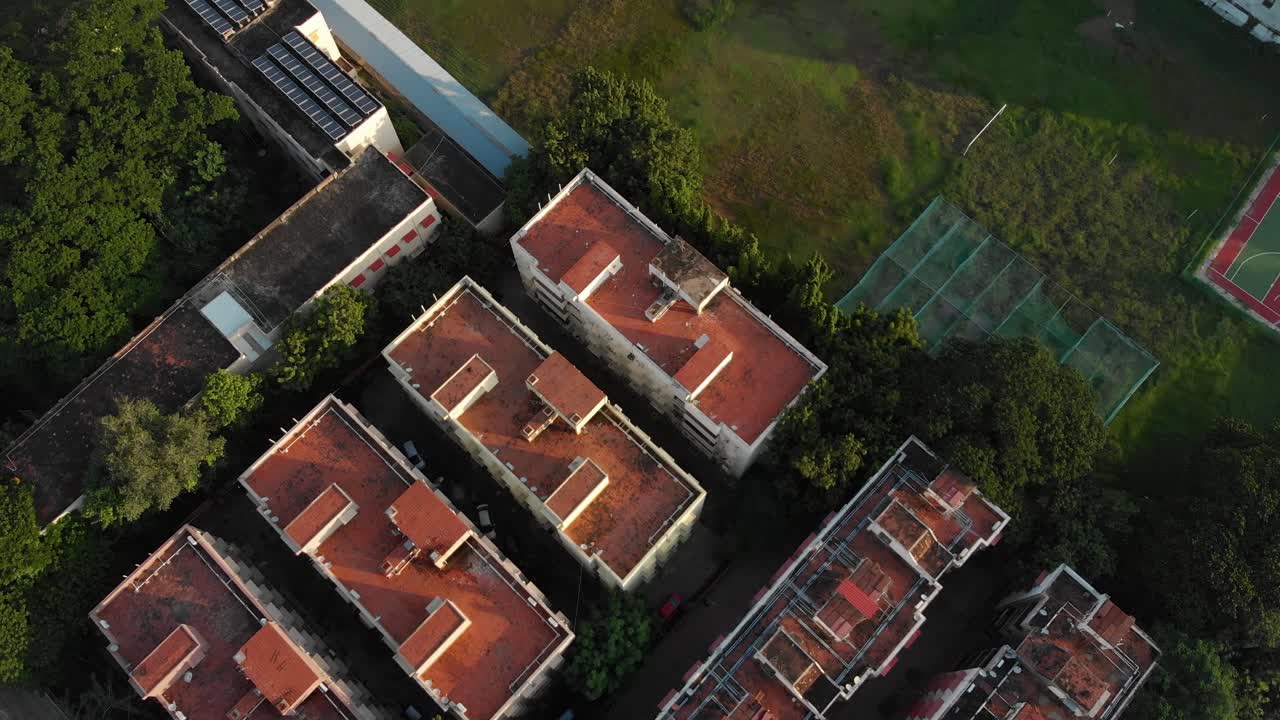 volando sobre edificios de apartamentos y un parque circundante hacia un barrio marginal en la ciudad de chennai, india