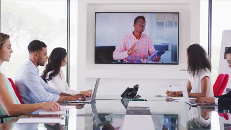 empresarios profesionales en videoconferencia en una sala de reuniones en una oficina moderna en cámara lenta