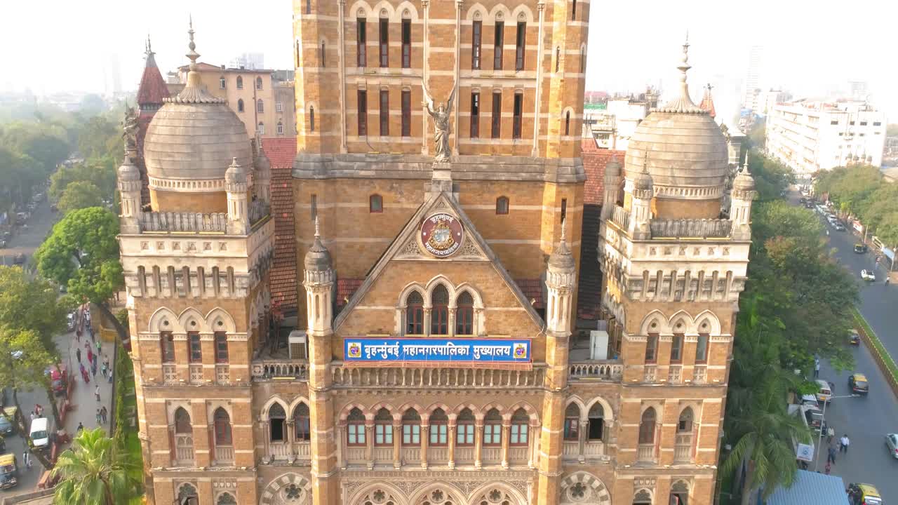 Una ripresa con drone del Chhatrapati Shivaji Maharaj Terminus e degli Edifici Patrimonio della Corporazione Municipale nell'area di Fort a Bombay Sud