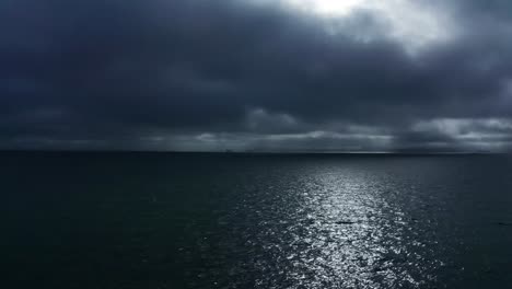 Cielos-Oscuros-Y-Melancólicos-En-Un-Día-Nublado-Cerca-De-La-Bahía-Y-Una-Estación-Naval