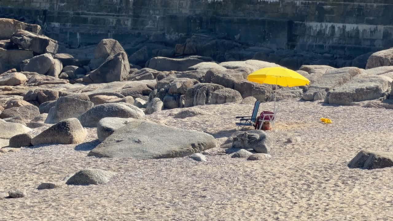 Un ombrellone giallo su una spiaggia a Città del Capo.