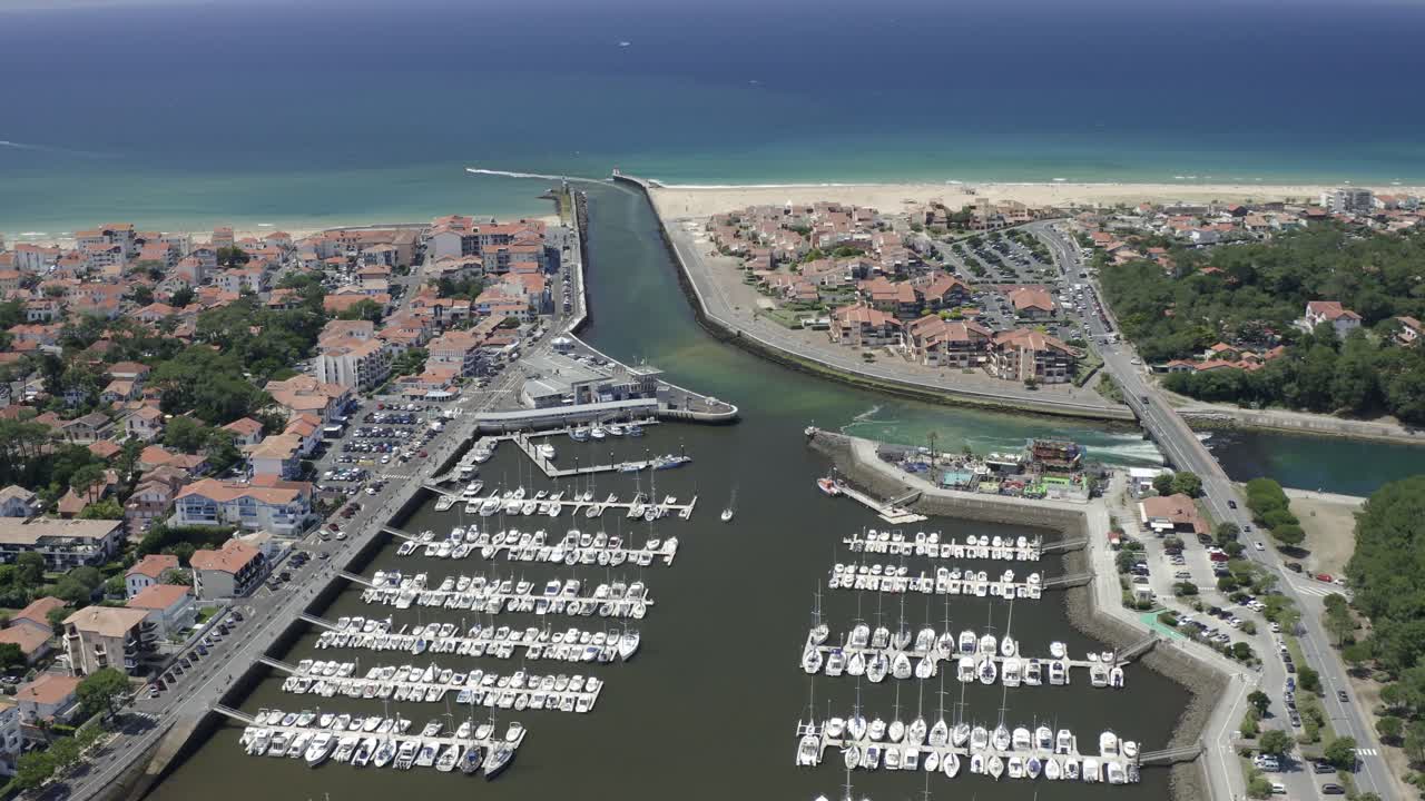 프랑스 남부 아키텐 지역에 있는 프랑스 항구 도시 캡브레통의 드론 공중 전망