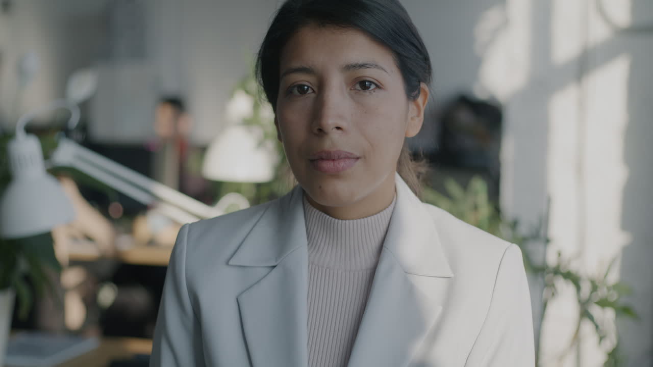 현대적 인 사무실 에서 미소 짓는 사업가