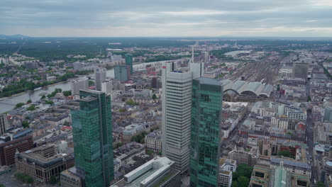 Blick-Von-Oben-Auf-Den-Hauptturm-Auf-Die-Innenstadt-Mit-Hauptbahnhof