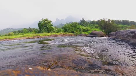 Lapso-De-Tiempo-De-Velocidad-Regular-De-Un-Pequeño-Río-Que-Fluye-En-India