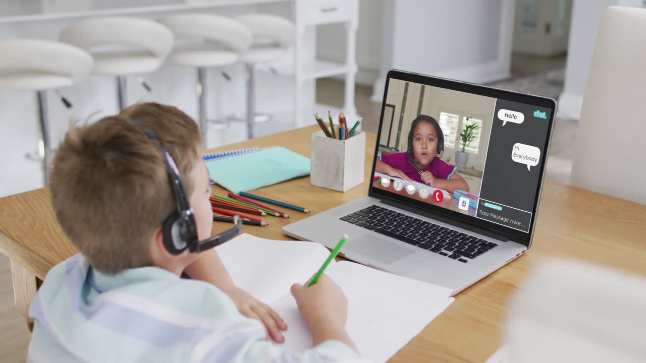 escolar que usa una computadora portátil para una lección en línea en casa, con un amigo de la escuela y un chat web en la pantalla