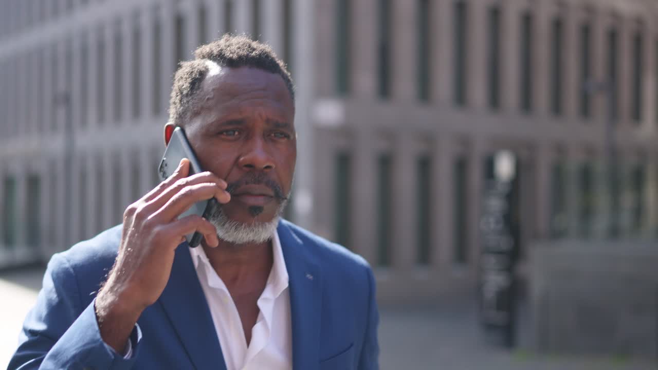 Şehirde telefonda konuşan Afro-Amerikalı iş adamı