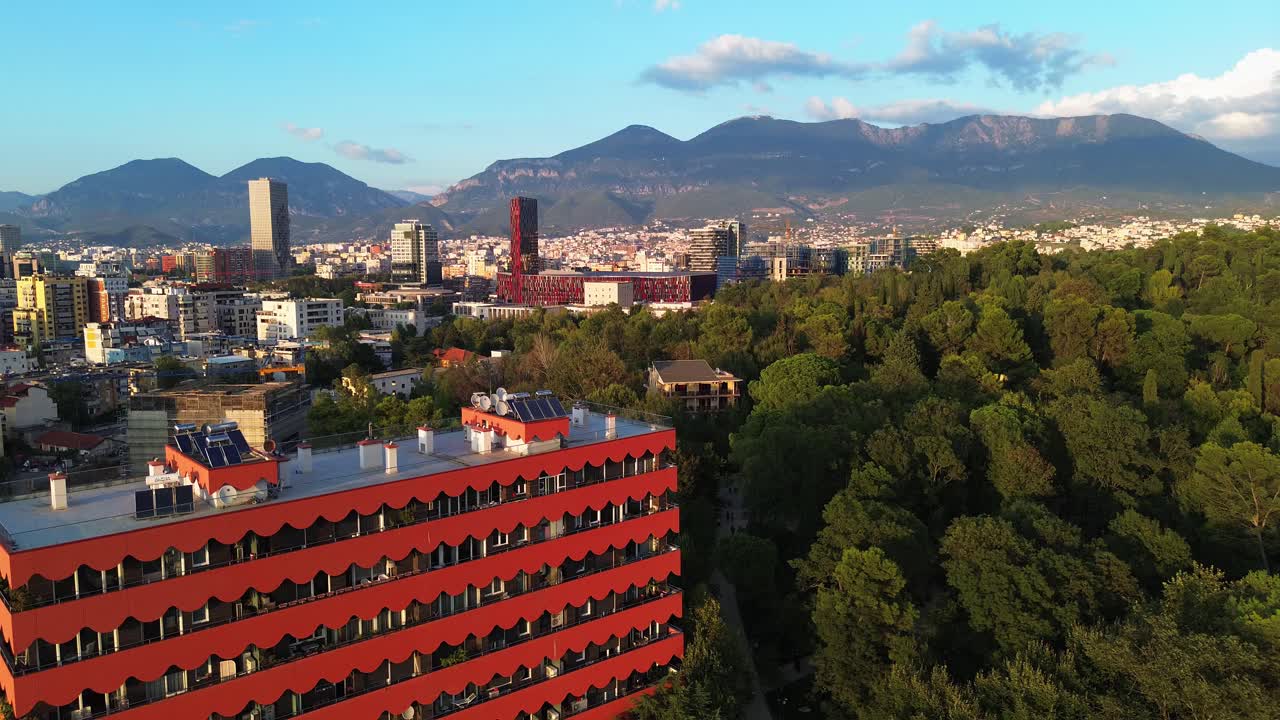 Veduta aerea di Tirana, Albania: parco forestale, edifici della capitale, montagne e skyline.
