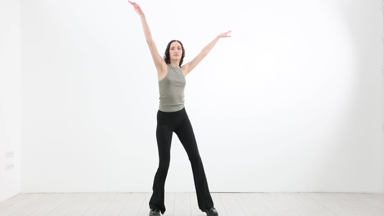 스튜디오에서 춤을 추는 여자