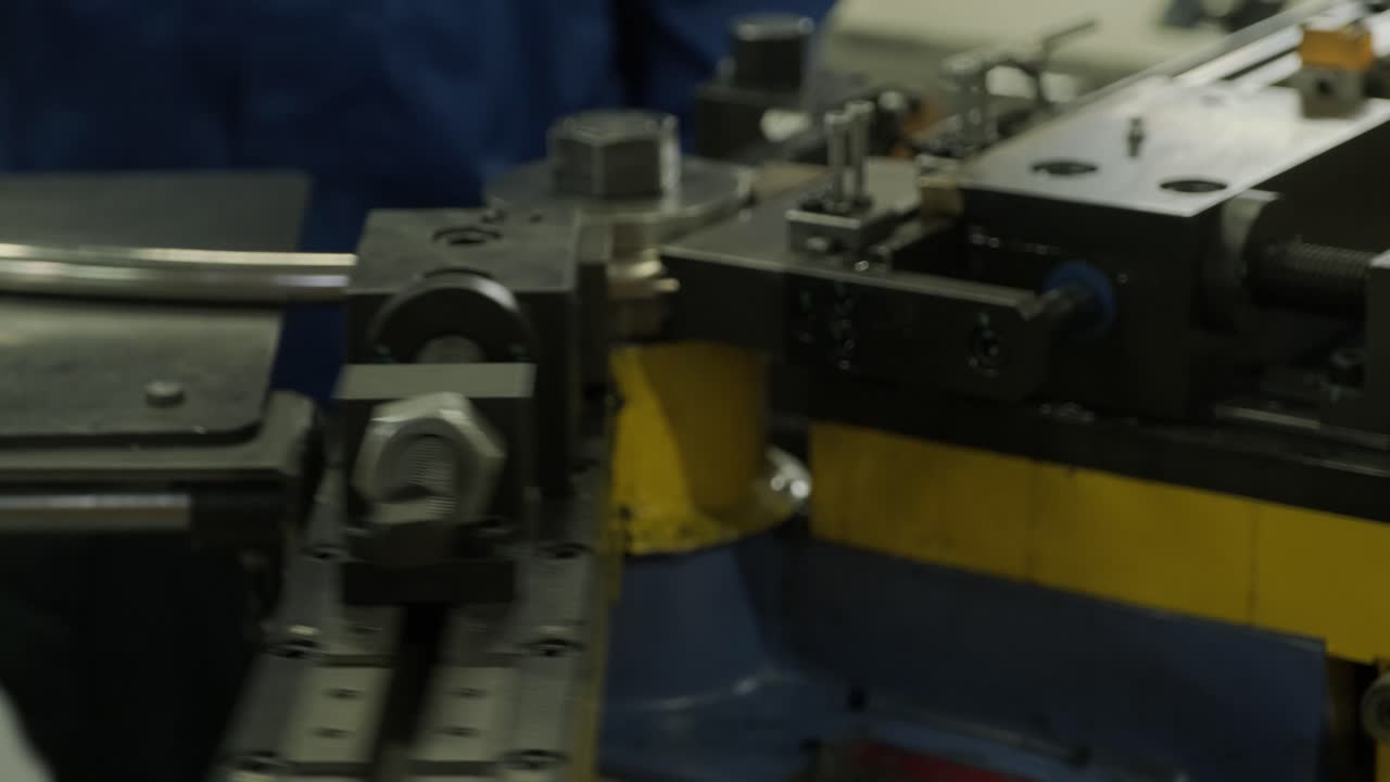 máquina de equipamiento industrial para la flexión de tubos metálicos en la fábrica. máquina automática de metalurgia para el torneado electrónico de tubos de metal y la flexión en frío en la sala industrial en la planta de fabricación