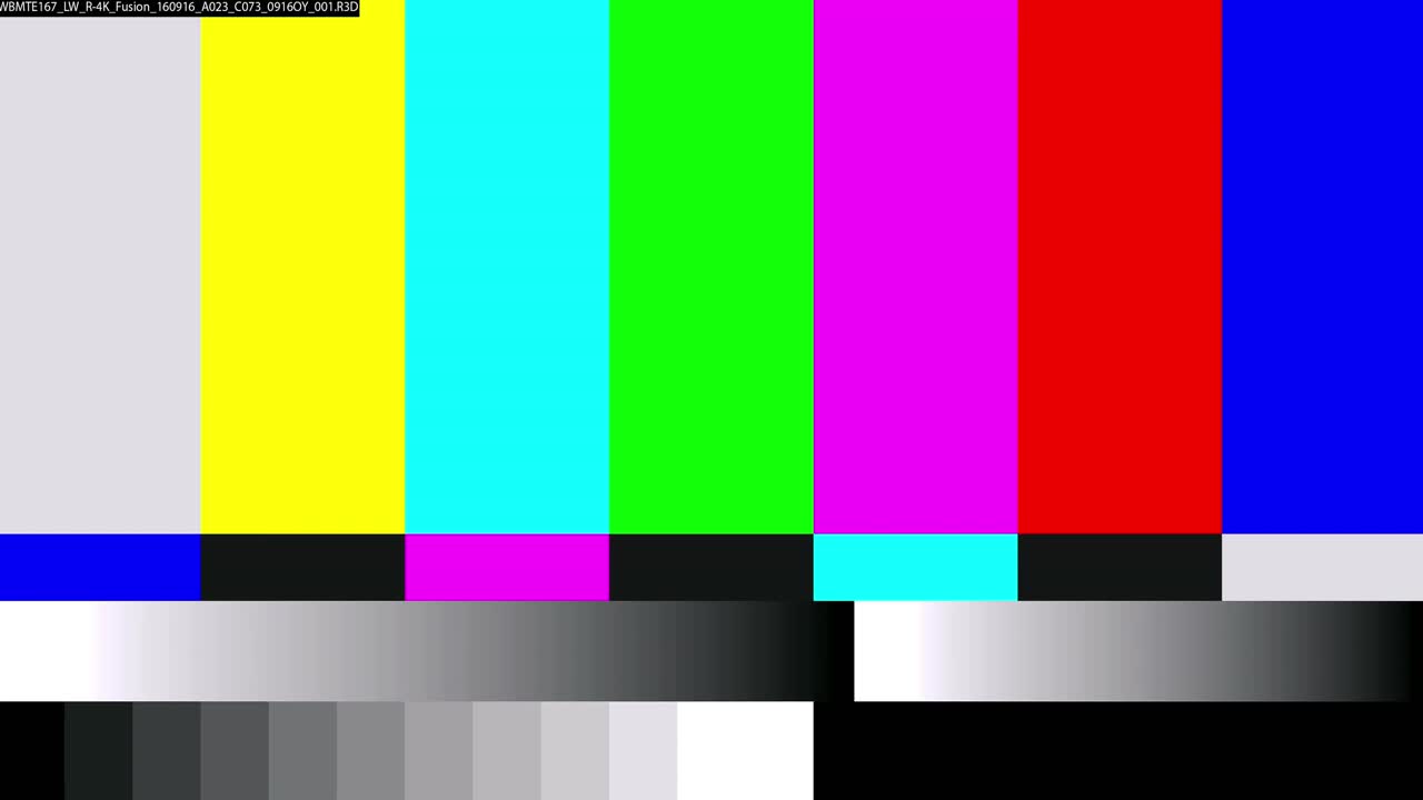 flores rosadas, un tazón con dulces y una taza de café