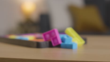 rompecabezas de formas entrelazadas de colores en la mesa en casa para niños diagnosticados con tea 8