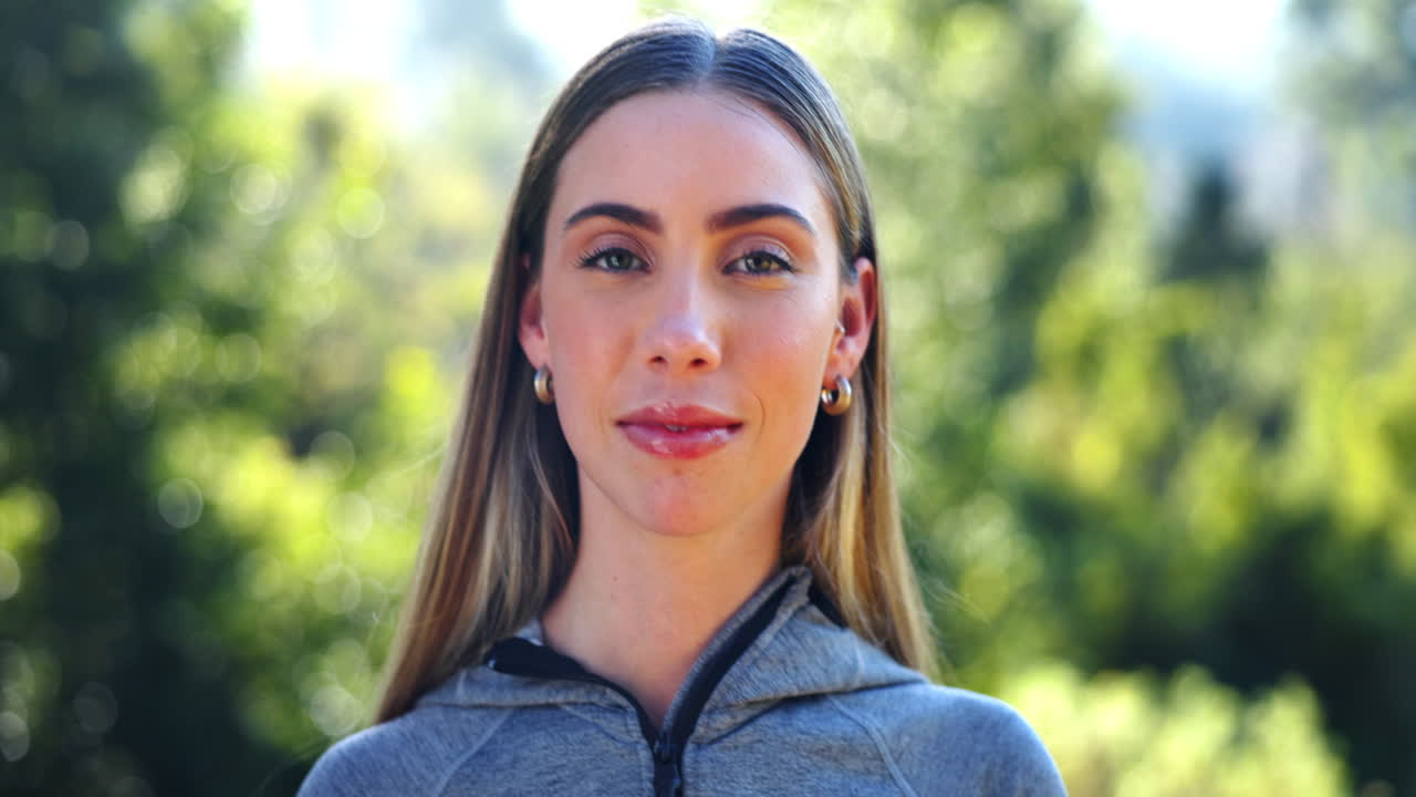 fitness, mujer y cara feliz al aire libre