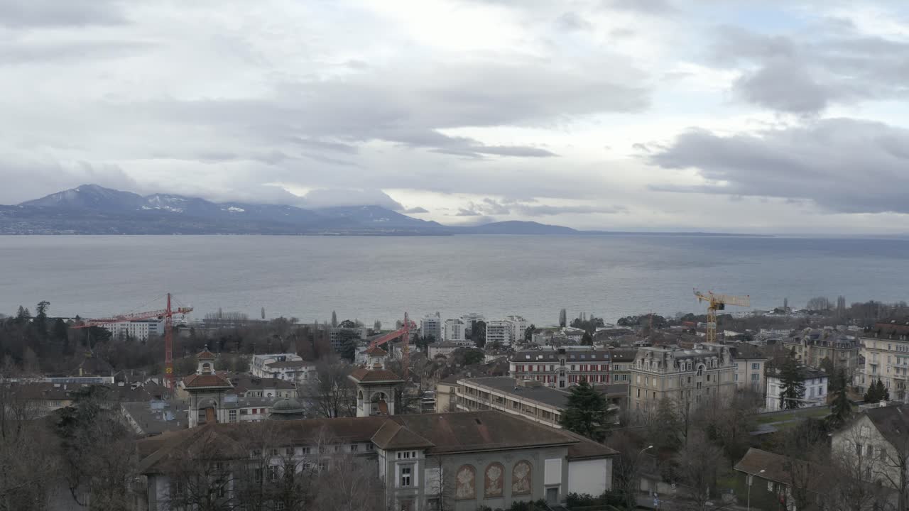 antena de drones de la ciudad suiza y la catedral de lausana