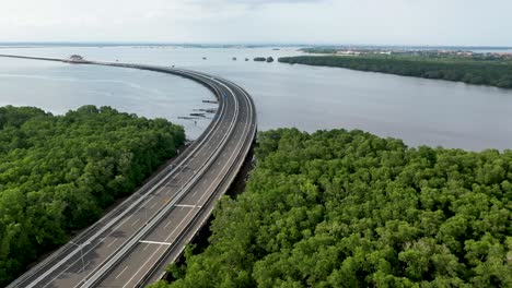 al sur de la carretera de peaje de mandara y gerbang tol en bali indonesia sobre el golfo de benoa, tiro aéreo a la izquierda