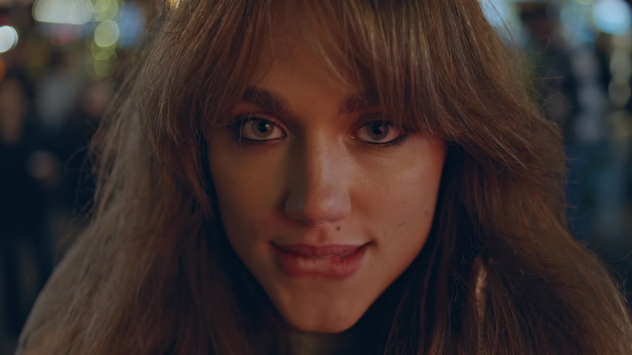 밤 크리스마스 시장을 즐기는 사려 깊은 여성 혼자 서 있는 클로즈업 초상화