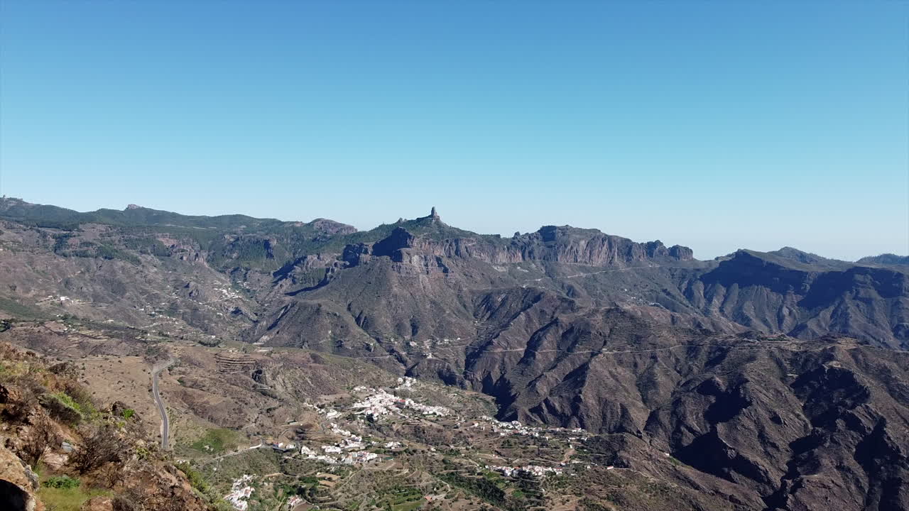 fantástica toma que revela el paisaje de la ciudad de tejeda y roque nublo en la distancia