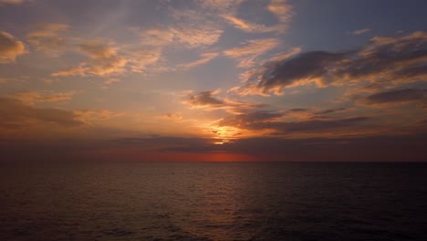 timelapse de la puesta de sol sobre el océano