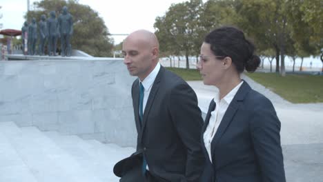 foto de carro de dos colegas de negocios hablando y discutiendo el proyecto mientras subían juntos al edificio de oficinas