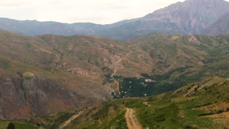 Exuberante-Bosque-Verde-En-El-Valle-De-La-Región-Montañosa-De-Uzbekistán