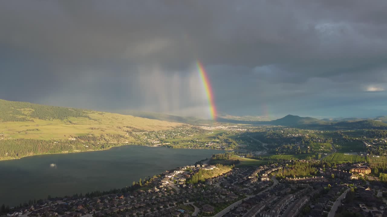 cima de la montaña de espionaje arco iris con vistas al lago okanagan, lago de madera, lago kalamalka | país de los lagos, interior de la columbia británica, canadá | paisaje de okanagan | vista panorámica | oyama | vista panorámica | 360