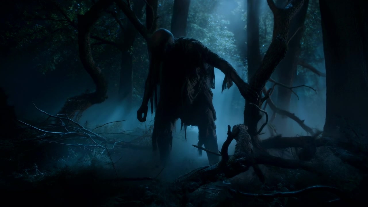 Foresta illuminata dalla luna con una creatura ombrosa che incombe tra rami contorti e radici aggrovigliate, nebbia bassa che si sposta.
